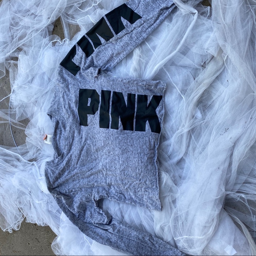 Long sleeve cropped t-shirt.